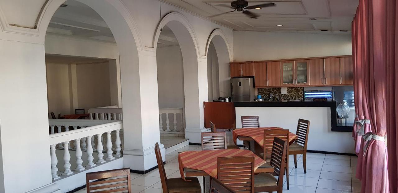 Hotel Dequr Jakarta Kota Екстер'єр фото